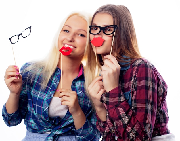 Due eleganti ragazze hipster sexy migliori amiche pronte per la festa, su sfondo bianco