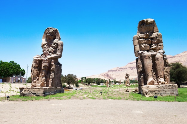 Due enormi statue di pietra del faraone Amenhotep III