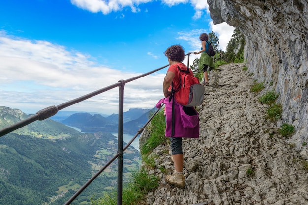 Due escursionisti donne che camminano in montagna