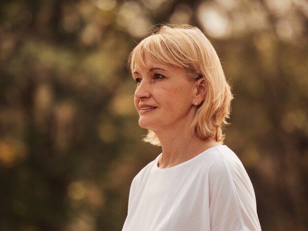 due felici uomo e donna nel parco