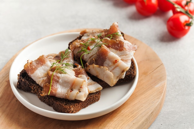 Due fette di pane con pancetta di maiale salata o lardo snack tradizionali al borsch ucraino