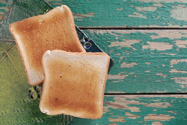 Due fette di pane tostato