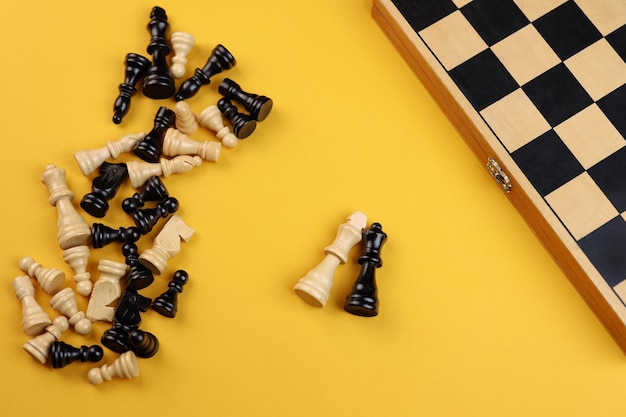 due figure sullo sfondo degli scacchi sul tavolo