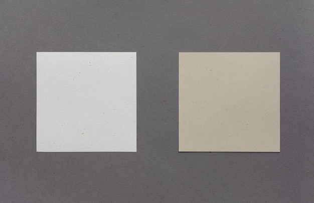 Due fogli di carta ecologici vuoti su sfondo beige