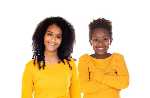 Due fratelli afro isolati su un bianco