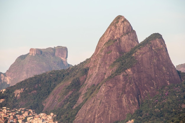 Due fratelli di collina e una pietra di givea visti dalla spiaggia di ipanema a rio de janeiro in Brasile