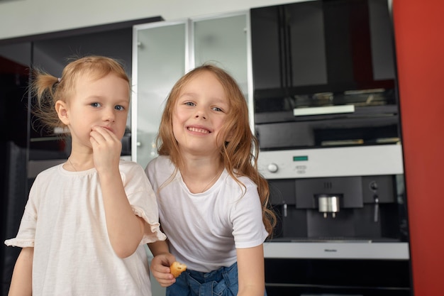 Due fratellini che si divertono e mangiano in cucina a casa con cibo giapponese