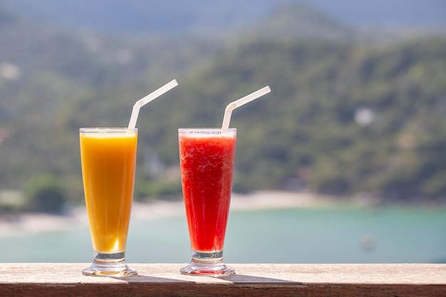 Due frullati organici freschi di mango e anguria nel ristorante tailandese sulla spiaggia vicino al mare in Thailandia Primo piano