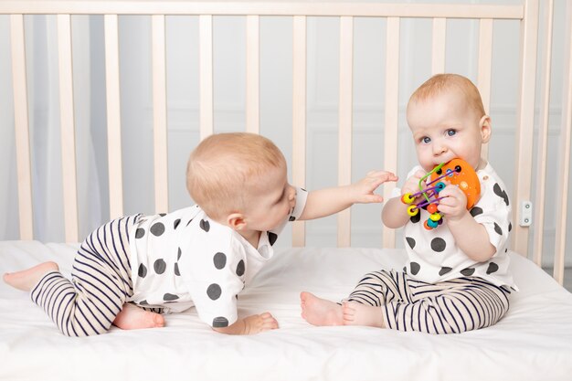 Due gemelli con gli stessi vestiti