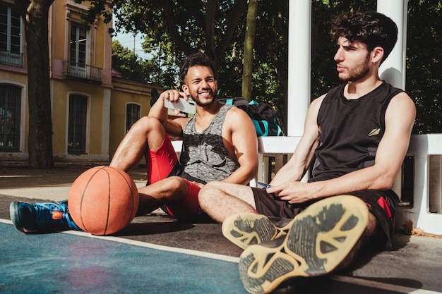 Due giocatori di basket all'aperto