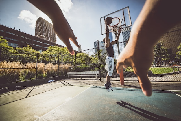 Due giocatori di basket di strada che giocano duro sul campo