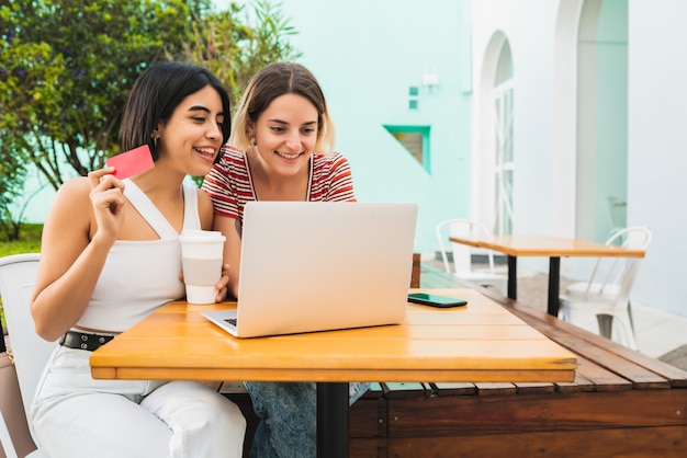 Due giovani amici che fanno acquisti online.