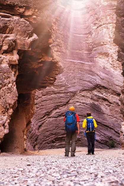 Due giovani backpackers che guardano i raggi di sole nell'anfiteatro Quebrada das Conchas a Cafayate Argentina