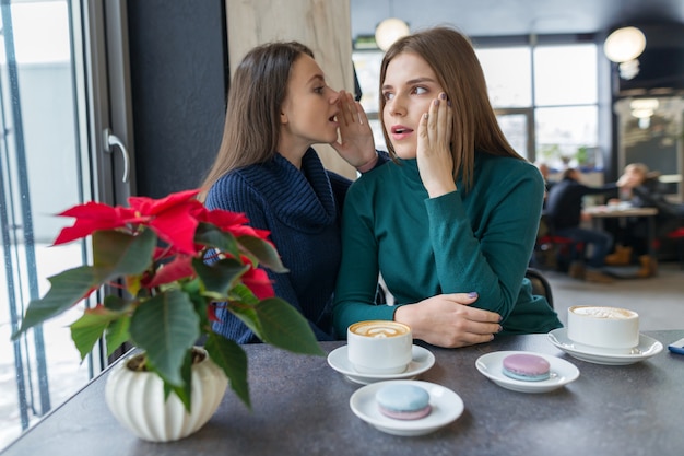 Due giovani belle donne in segreto