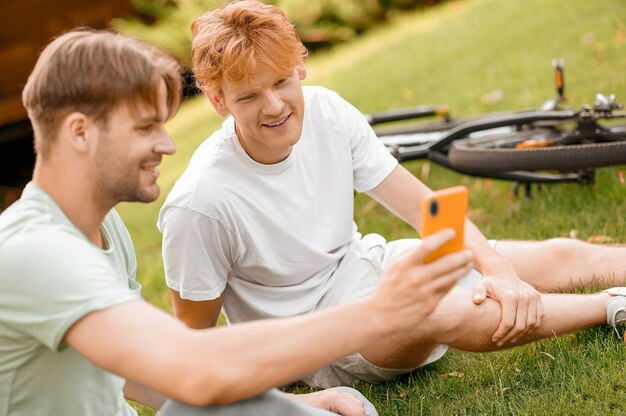 Due giovani che guardano qualcosa al cellulare