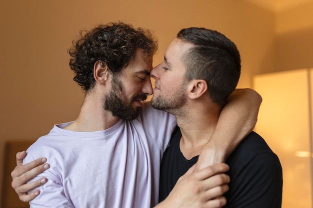 Due giovani coppie gay lgbtq che si incontrano nell'amore che si abbracciano godendo di un intimo tenero momento sensuale insieme baciandosi con gli occhi chiusi