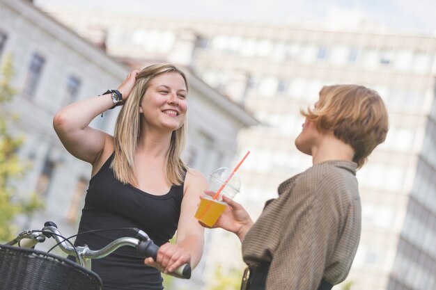 Due giovani donne al parco