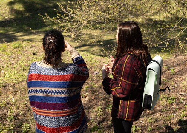 due giovani donne all'aperto che camminano nel parco