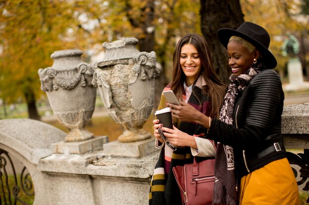 Due giovani donne all&#39;aperto