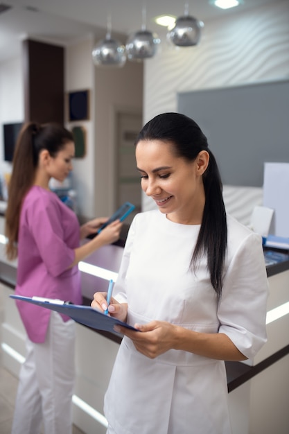 Due giovani donne alla reception di una clinica