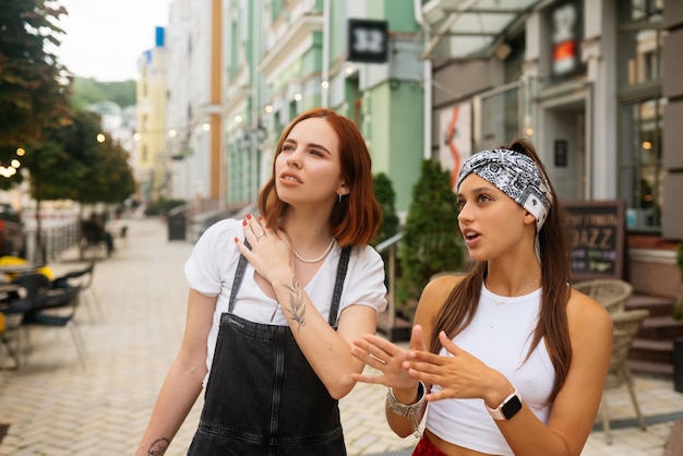 Due giovani donne che camminano all'aperto divertendosi