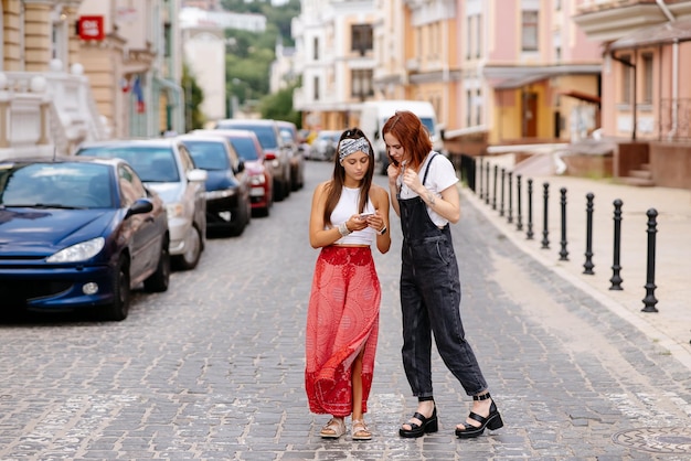 Due giovani donne che camminano all'aperto divertendosi