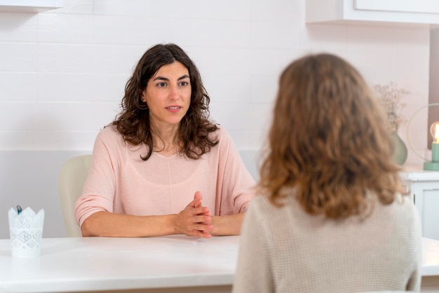 Due giovani donne che discutono di questioni mediche in una consultazione