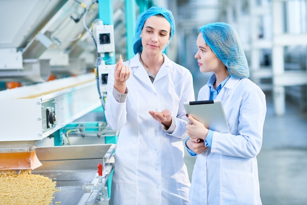 Due giovani donne che lavorano in fabbrica alimentare