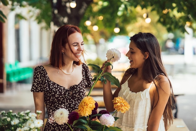 Due giovani donne compongono un bellissimo bouquet festivo