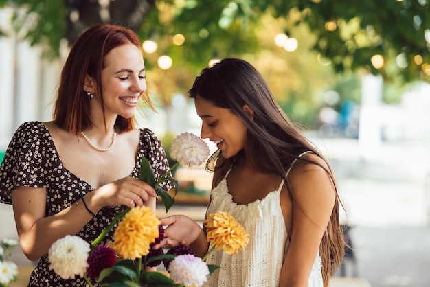 Due giovani donne compongono un bellissimo bouquet festivo