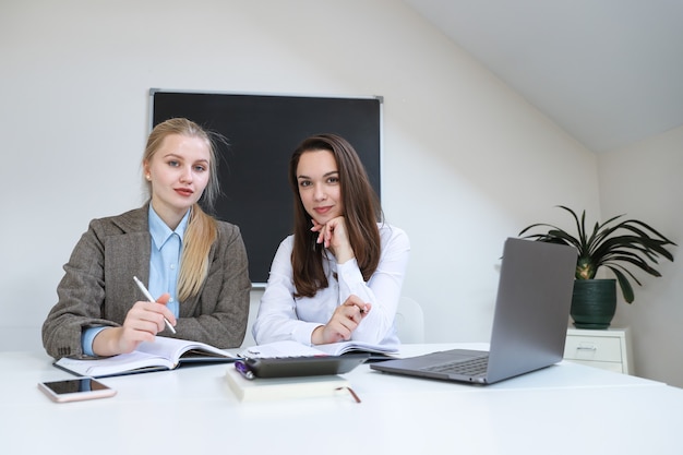 Due giovani donne discutono di un progetto di lavoro