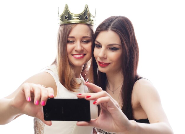 Due giovani donne divertenti che si fanno un selfie.