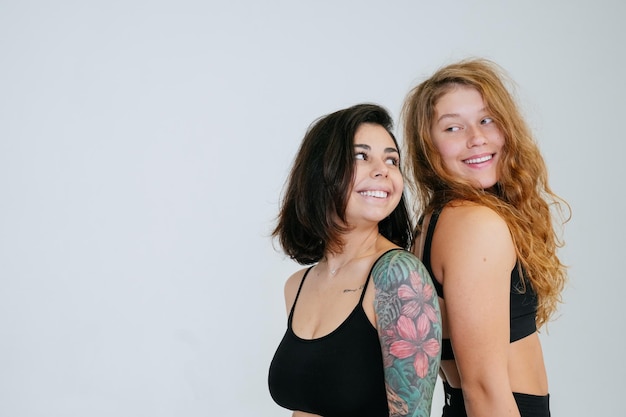 Due giovani donne in posa