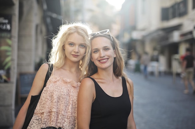 due giovani donne in strada