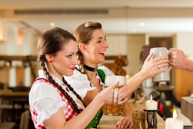 Due giovani donne nel tradizionale bavarese Tracht nel ristorante o pub