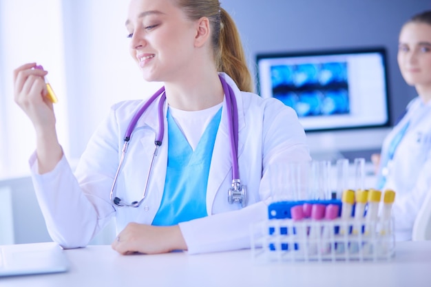 Due giovani dottori che lavorano al computer in ospedale