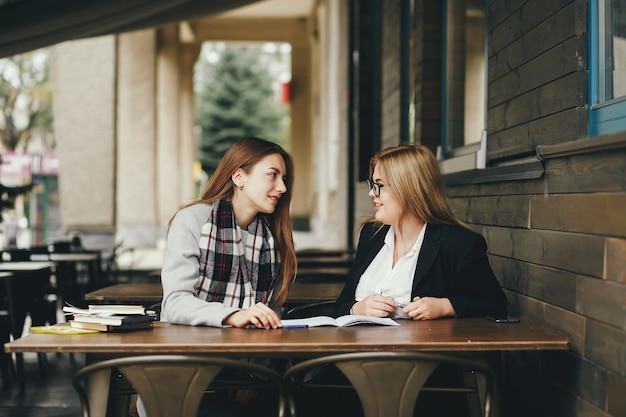 due giovani e belle donne d&#39;affari di lavoro