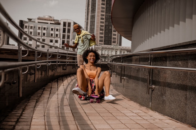 Due giovani eccitati mentre guidano uno skateboard