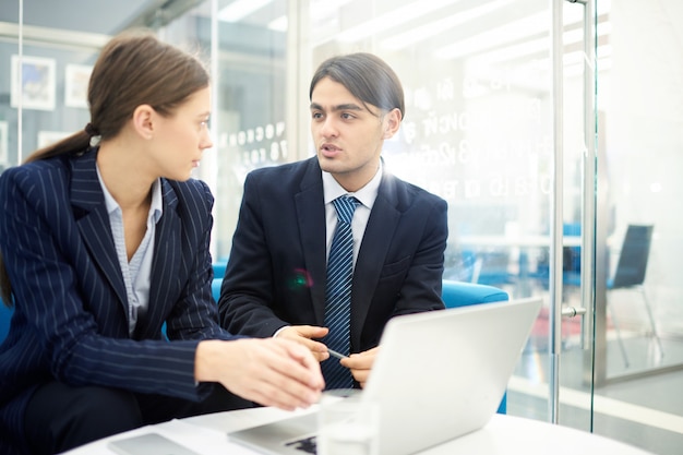 Due giovani imprenditori che discutono di avvio