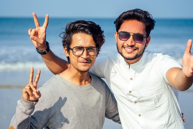 due giovani indiani sulla spiaggia