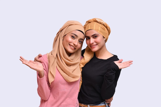 due giovani ragazze che indossano l'hijab e si sentono felici modella pakistana indiana