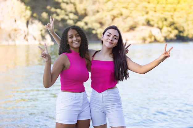 Due giovani ragazze che si godono una bella giornata