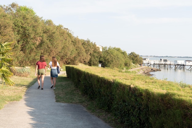 Due giovani ragazze indietro donna lungomare a Fouras Francia durante le vacanze estive