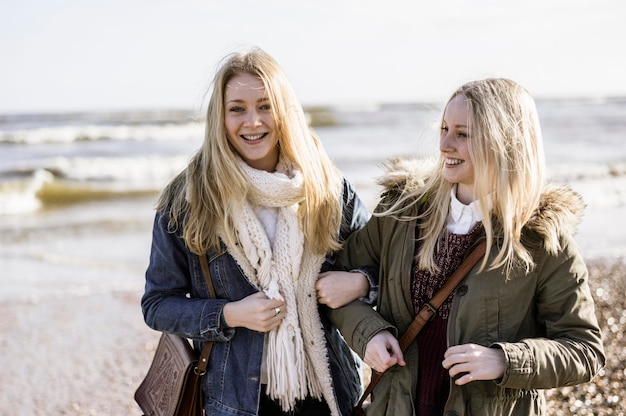 Due giovani ragazze su una spiaggia in inverno