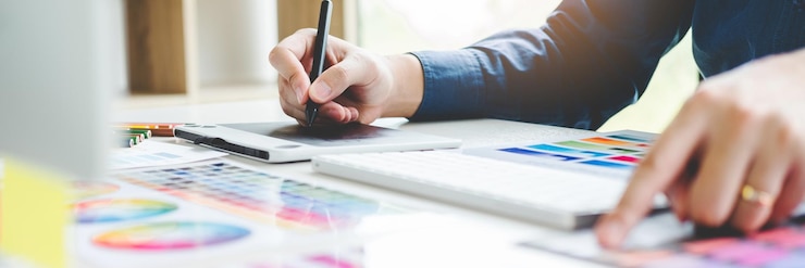 Due graphic designer Brainstorming Riunione e disegno sulla tavoletta grafica sul posto di lavoro