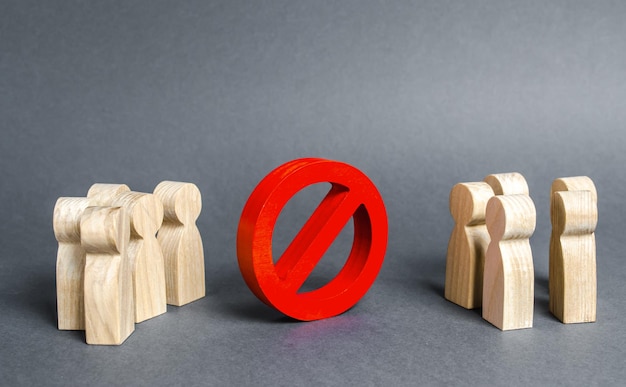 Due gruppi di persone sono divisi da un cartello rosso di proibizione NO proibizione tabù e rifiuto Conservatorismo incomprensione delle nuove leggi Restrizioni dei diritti e delle libertà Conflitto civile