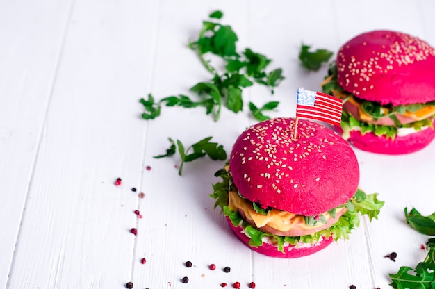 Due gustosi hamburger con piccole bandiere americane