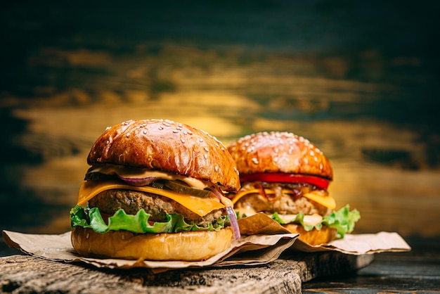 Due gustosi hamburger di manzo su un tavolo di legno