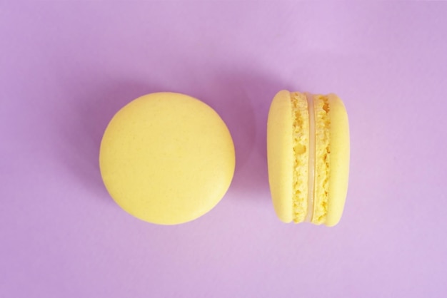 Due gustosi macarons gialli sullo sfondo viola