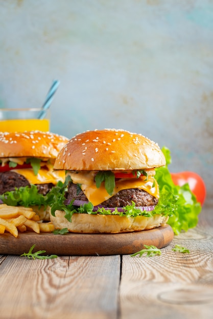 Due hamburger freschi fatti in casa con patate fritte.